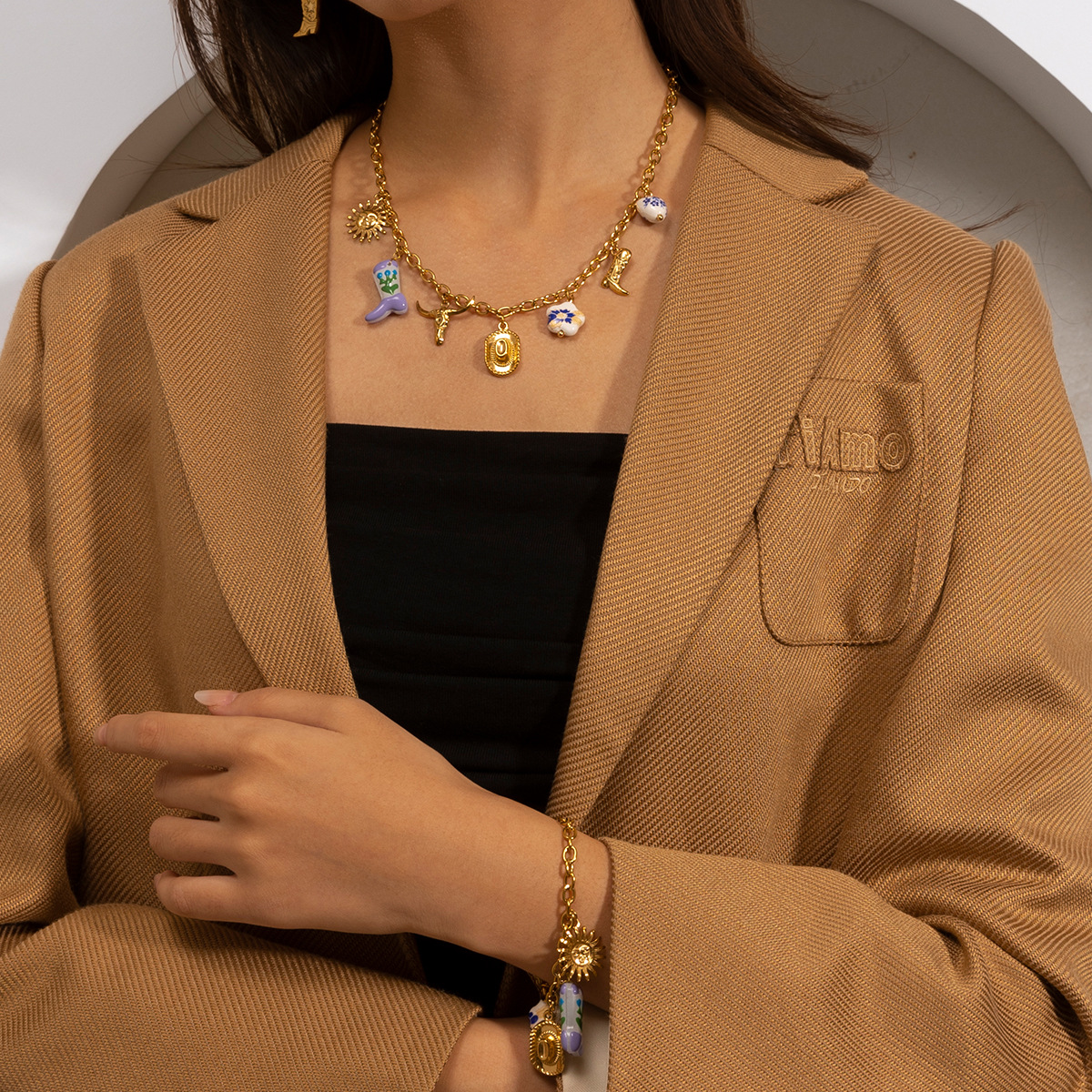 Collar de acero inoxidable TENA Europa y América lujo ligero nicho diseño versátil sensación de muchos colgantes chapados en oro cadenas clavículas transfronterizas mujeres