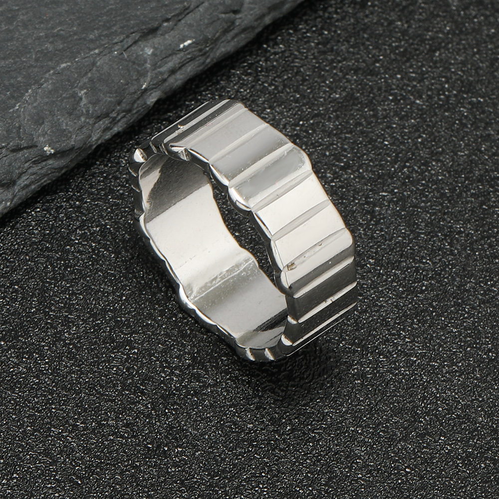 Transfronterizo nuevo anillo de acero inoxidable Corte de moda ondulado borde irregular línea de flor de titanio anillo de acero fabricante Masculino