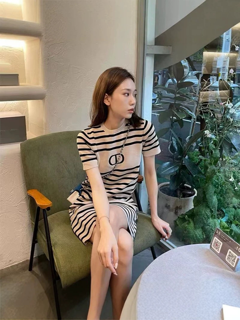 Đầm thun sọc nữ phong cách retro chic cổ điển tay ngắn — sọc