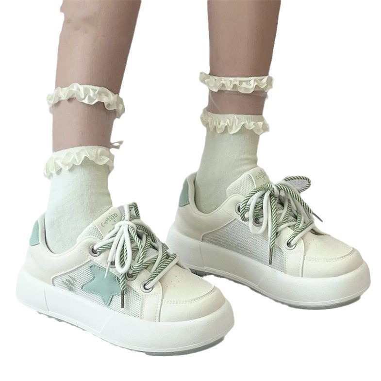 Zapatos blancos del campus lindos antideslizantes americanos de alto valor en línea rojo ligero de tendencia redonda explosión de fondo plano del campus suave