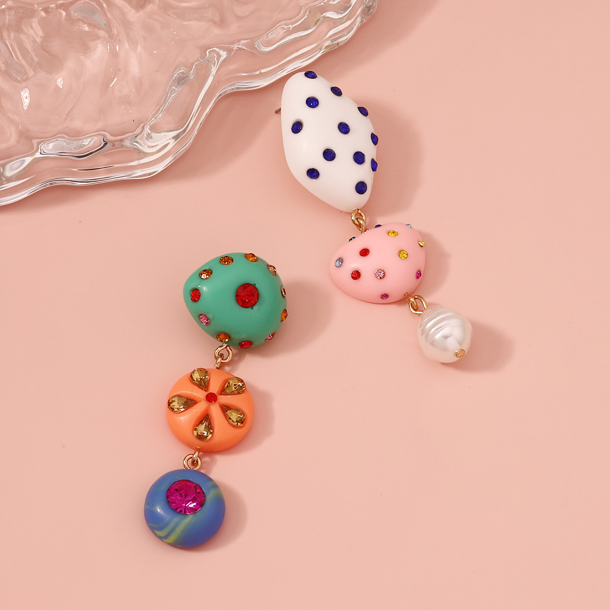 Orecchini pendenti geometrici in resina con strass colorati_voghion.com