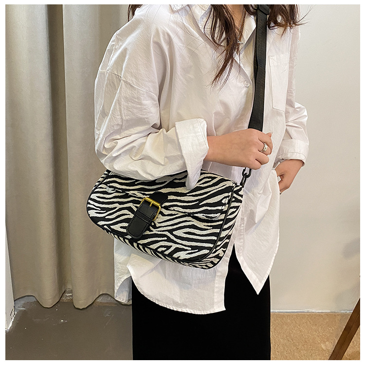 Spring Fashion Underarm One-shoulder Messenger Small Square Bag29.5*18.5*8.5cm display picture 4