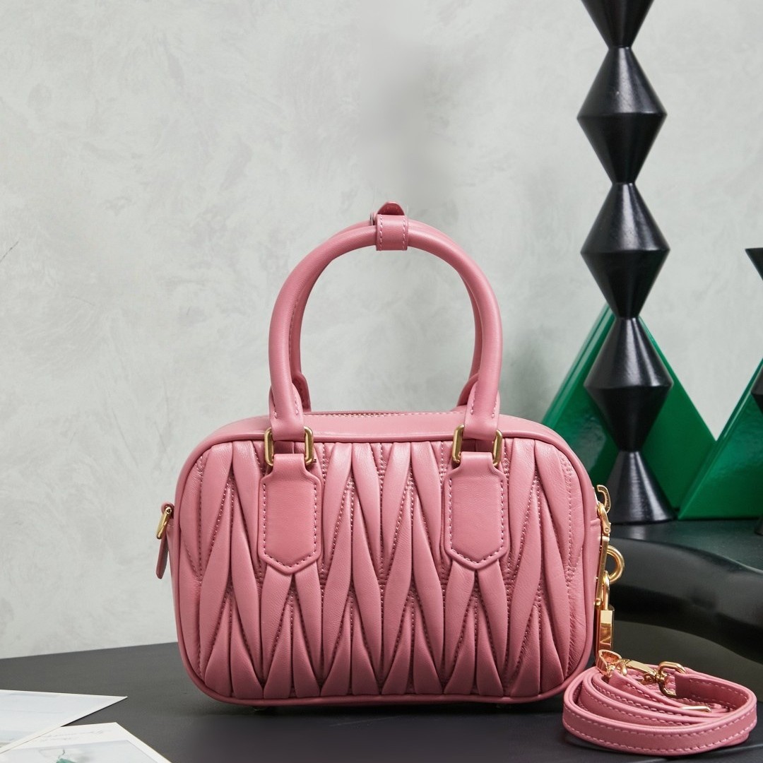 M家新品保龄球包 小羊皮 Matelasse绗缝 复古五金 可甜可盐手提包