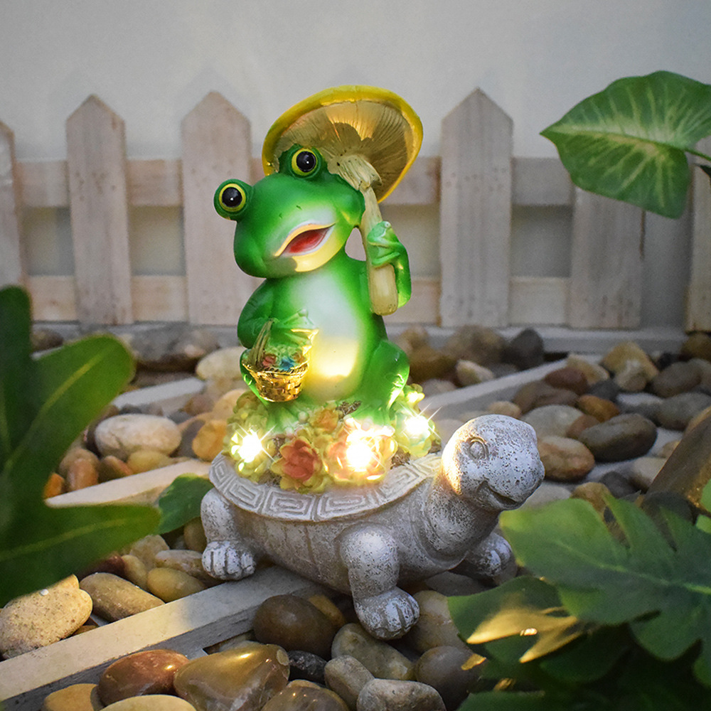 青蛙拿蘑菇坐在多肉乌龟上面图