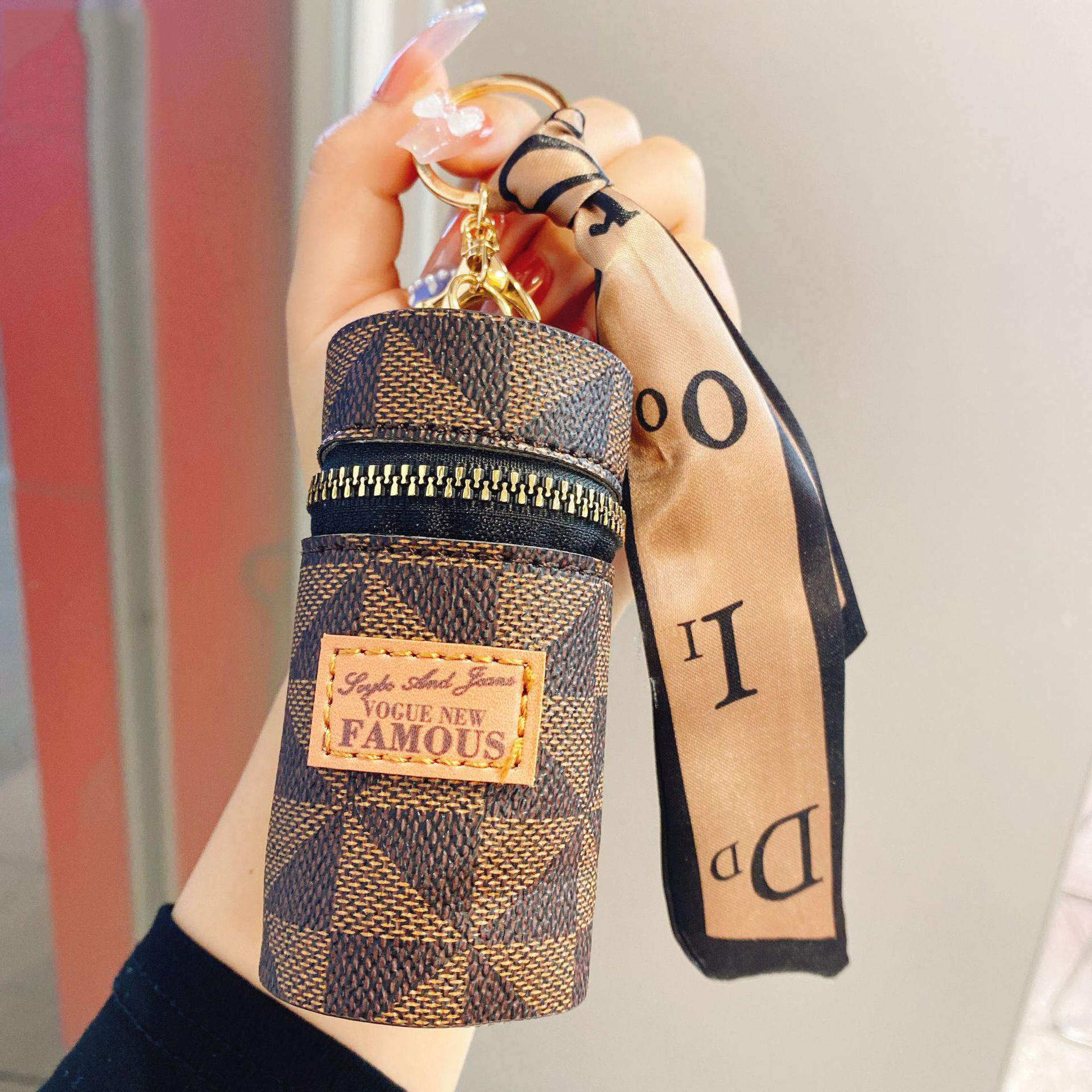 2025 nuevo estilo europeo y americano presbiterio mini bolso pequeño monedero colgante para niñas bolso para auriculares sobre rojo llavero de coche