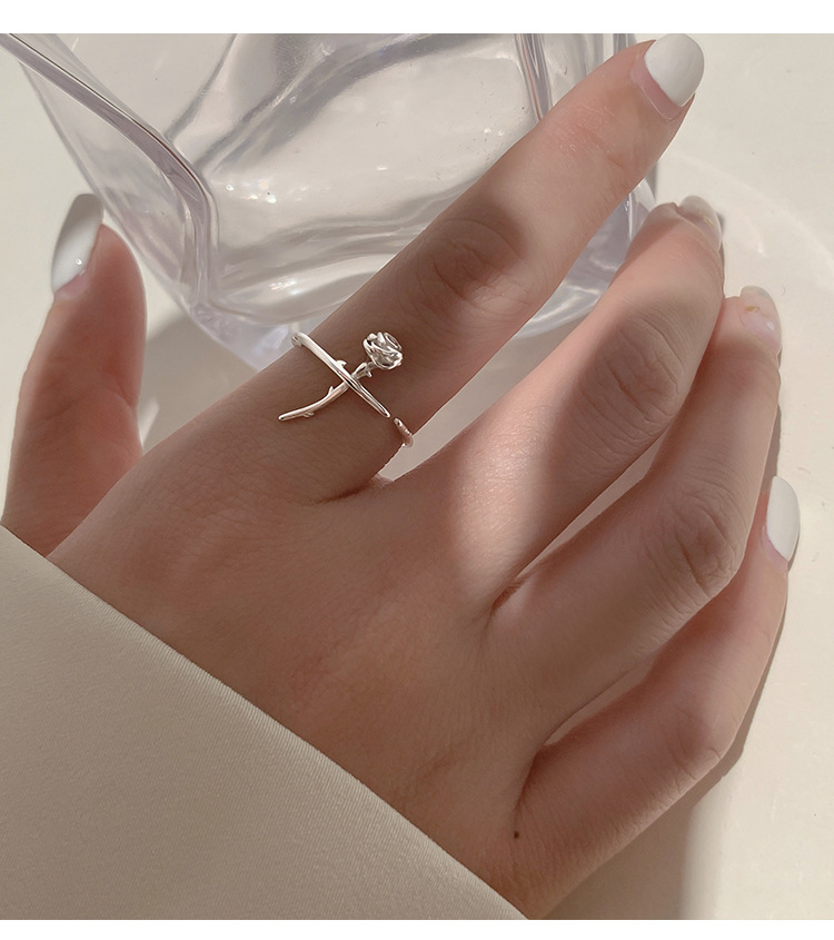 Minimalistische verstelbare ring met rozenbloem_voghion.com