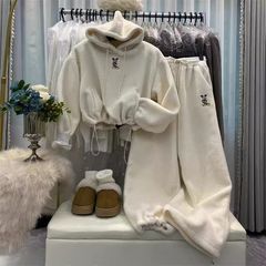 秋冬洋気減齢アニメ刺繍子羊の毛が厚くなって帽子の頭のガードルの広脚ズボンのハーレムのズボンの2つのセットがあります。