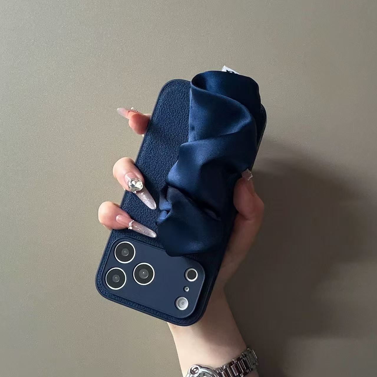 小眾純色月坑紋絲巾腕帶適用18promax蘋果16手機殼iPhone15新款17 2