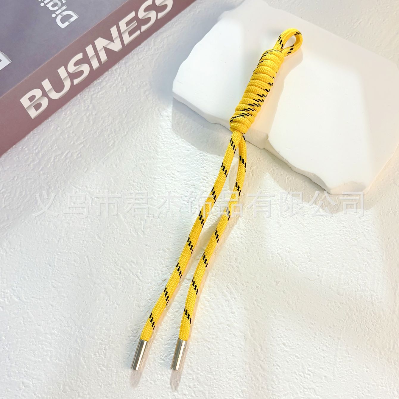 編みカバンのストラップの螺旋の結び紐のiuは鍵のボタンのネットの赤い色の結びの縄の装飾の部品を結びます。