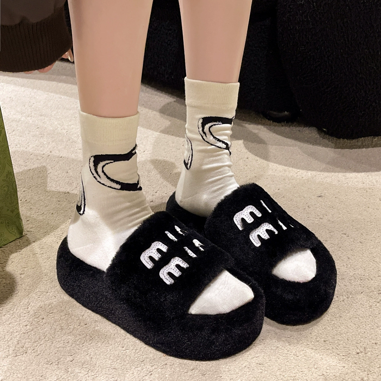 Прилив носит толстую подошву меха обувь женский 2024 новый буква овечий цвет шерстяные тапочки осенью и зимой дома