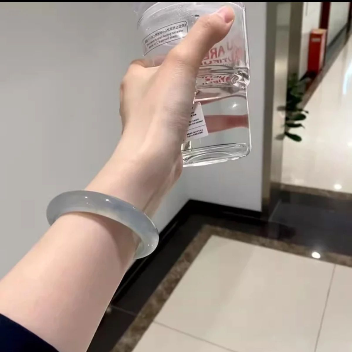 Vòng tay ngọc bích tự nhiên cao cấp dạng tròn trơn, chất băng cao, màu xanh nước biển pha lục, đường kính trong 50–64 mm