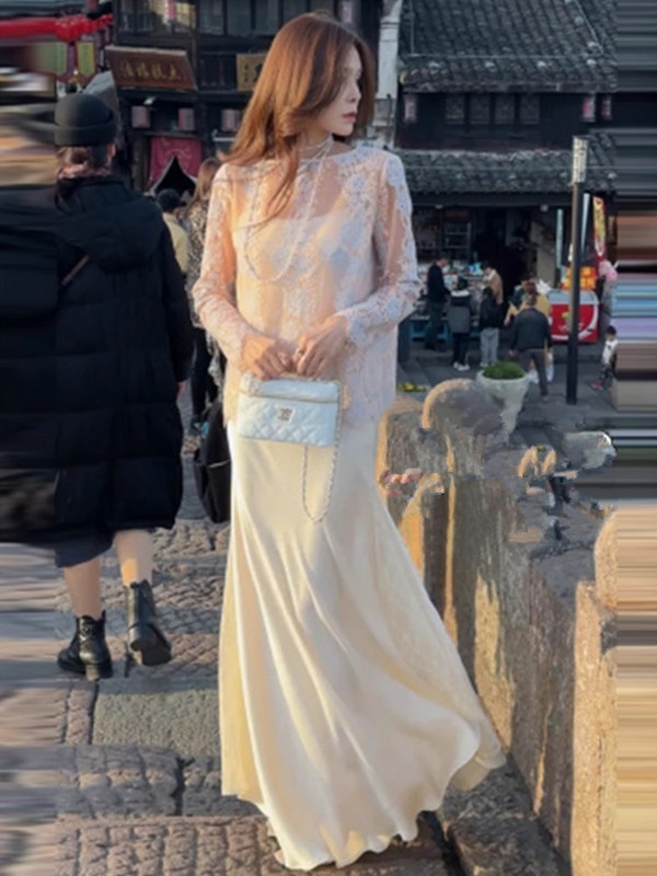 A Complete Set of Summer Wear for Women, a New Style of Light and Thin Lace Sun Protection Blouse and High-Waisted Skirt Two-Piece Set