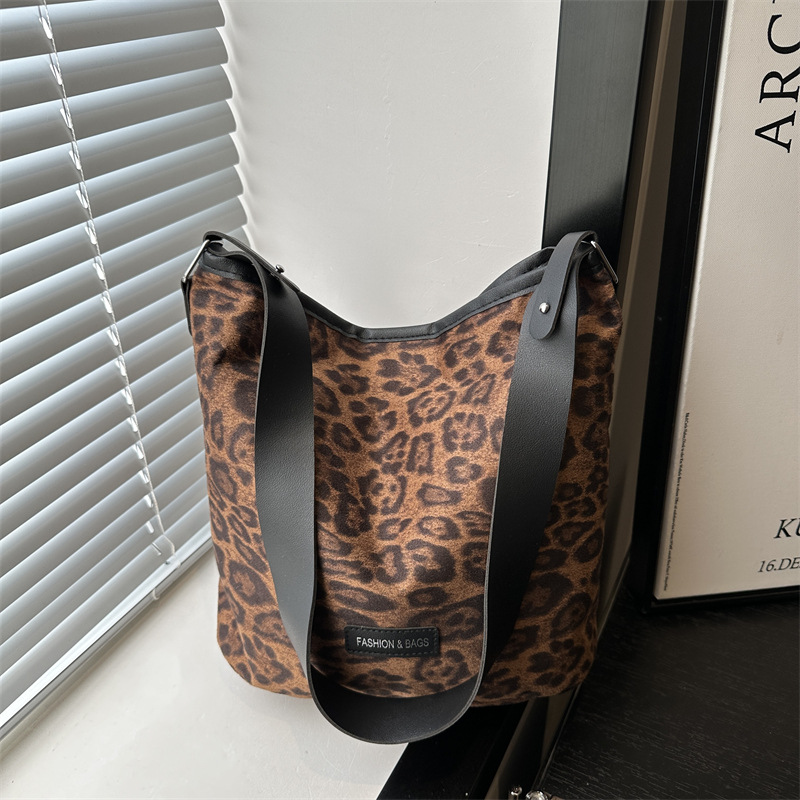 Bolsa de estilo retro para mujeres 2024 nueva moda de invierno impresa de leopardo de gran capacidad para trabajar bolso de hombro