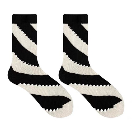  New Japanese Trend Brand Miyake Plaid Hole Hole Socks Fashion Show Socks Lattice Striped Instagram Stack Stack Famous Women's Socks