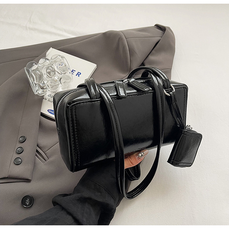The 2024 new women's single-shoulder underarm bag is a simple and elegant commuting bag with a Korean-style niche design sense. It's a small square bag undefined