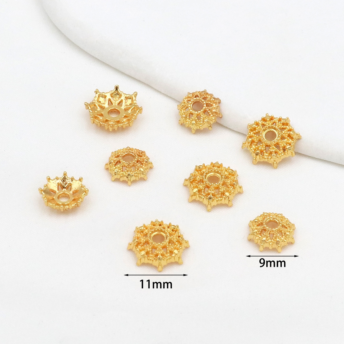 Suministro directo de fábrica 18 quilates de flores huecas de oro real, protección del color de oro DIY, tapas de flores con cuentas hechas a mano, accesorios con cuentas C16