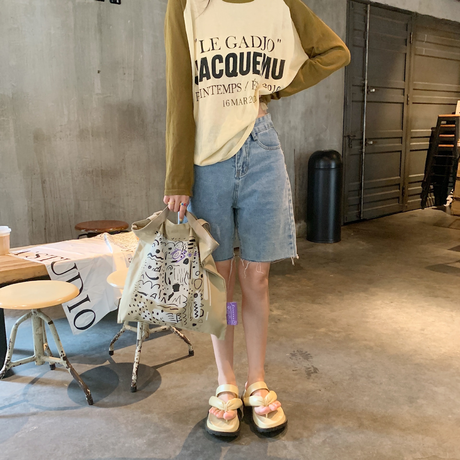 【 In Stock 】26102 letter graffiti printed canvas bag, large-capacity single-shoulder hand-carry shopping bag Tote from South Korea undefined