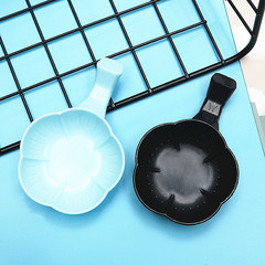 Plastic ink dish for students, black and blue, multi-functional, plum blossom and butterfly design, suitable for calligraphy and painting, pen stand, multiple colors.