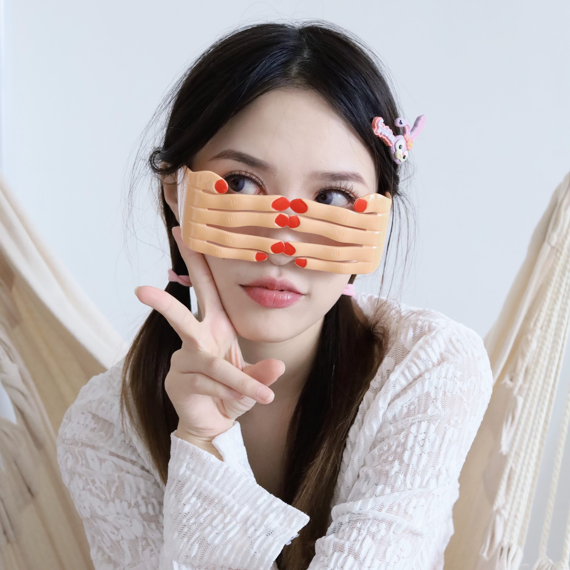 Manicura de uñas rojas, gafas.