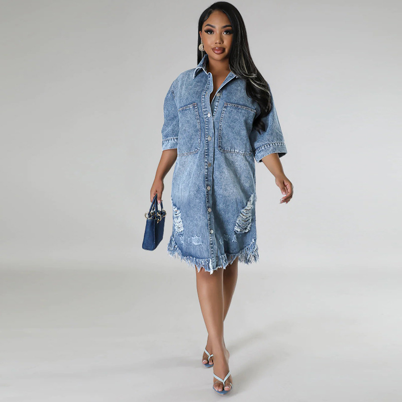 Denimklänning i plus size med fransar och kavajslag_voghion.com