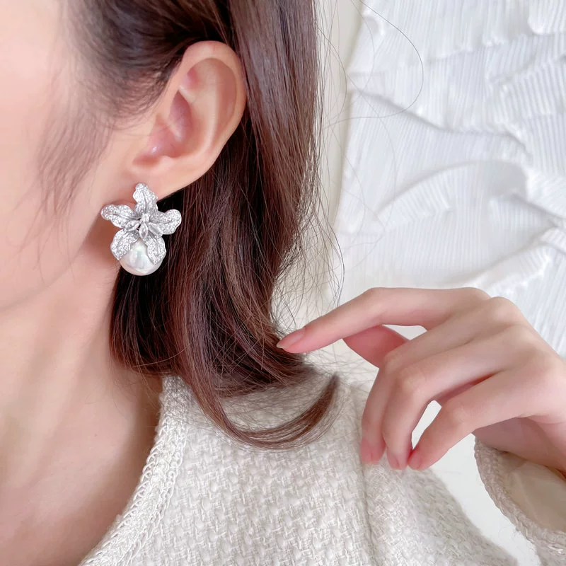 Серьги с жемчугом и цирконием, серебро, стиль Chanel, висячие 14.9×11×2.9 см