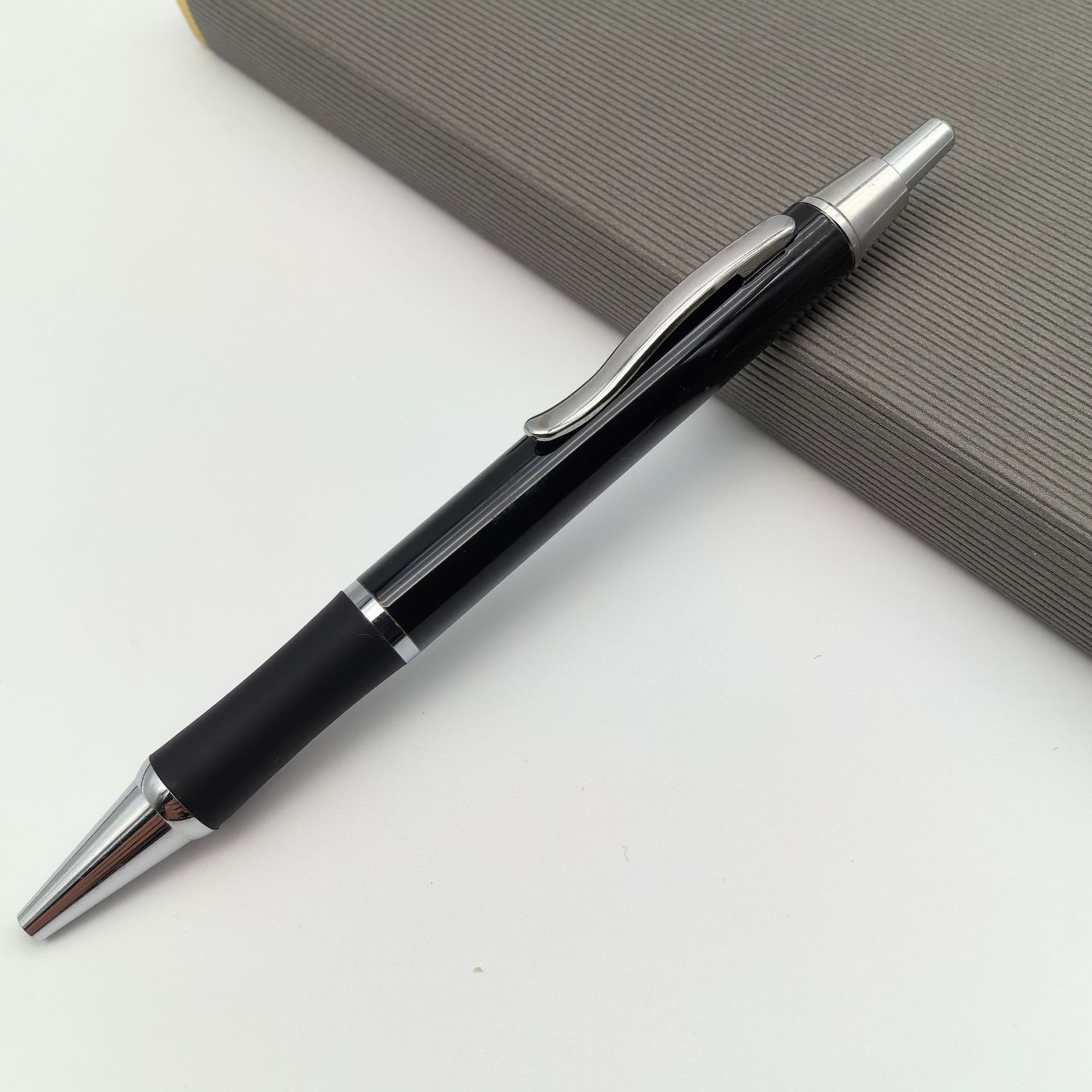 Metal personalizado pulsador antideslizante silicona cubierta bolígrafo bolígrafo de regalo de negocios bolígrafo de firma bolígrafo de conferencia