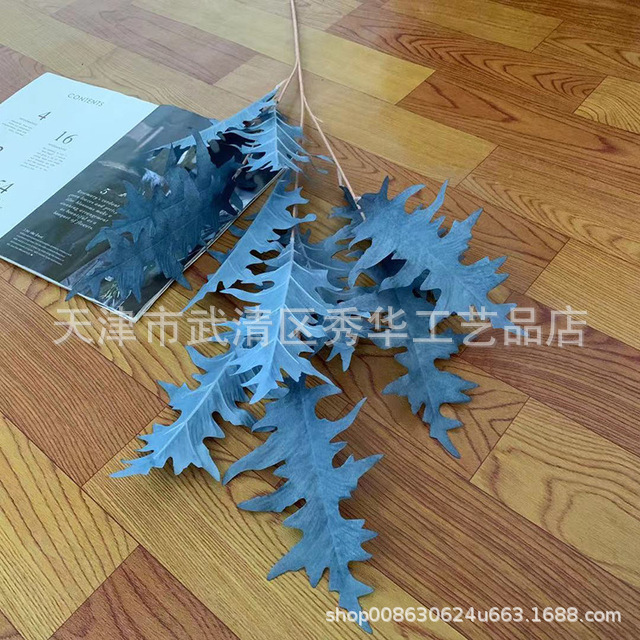 톱니 모양의 잎 연무 블루