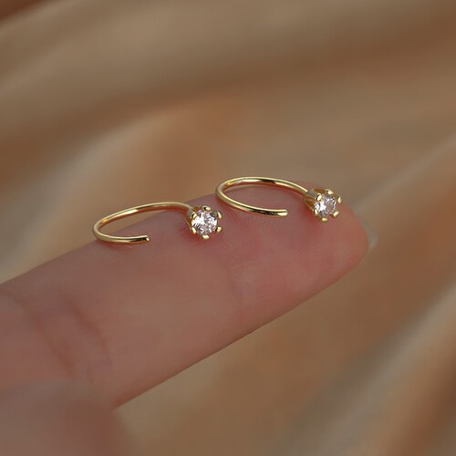 Exquisite, small and simple diamond earrings, female niche daily all-matching commuting earrings, 2025 new style, popular ear bone nails