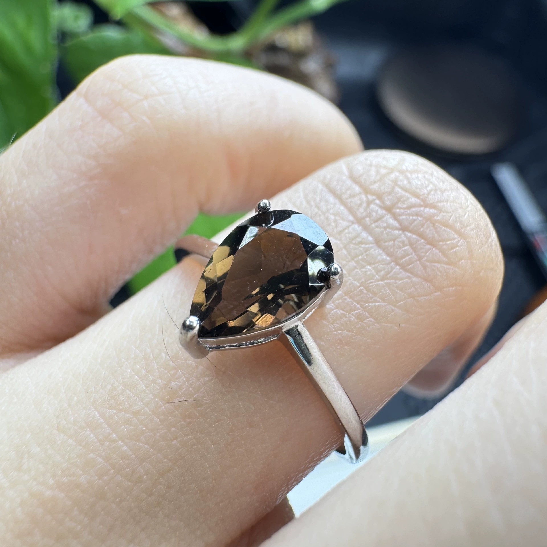 Кольцо с граненой каплей воды из натурального чайного кристалла, инкрустация серебром s925.