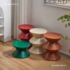 北欧デザイナーローチェア小さなアパートのリビングルーム靴交換スツールクリエイティブプラスチック砂時計スツール子供用ラウンドスツール