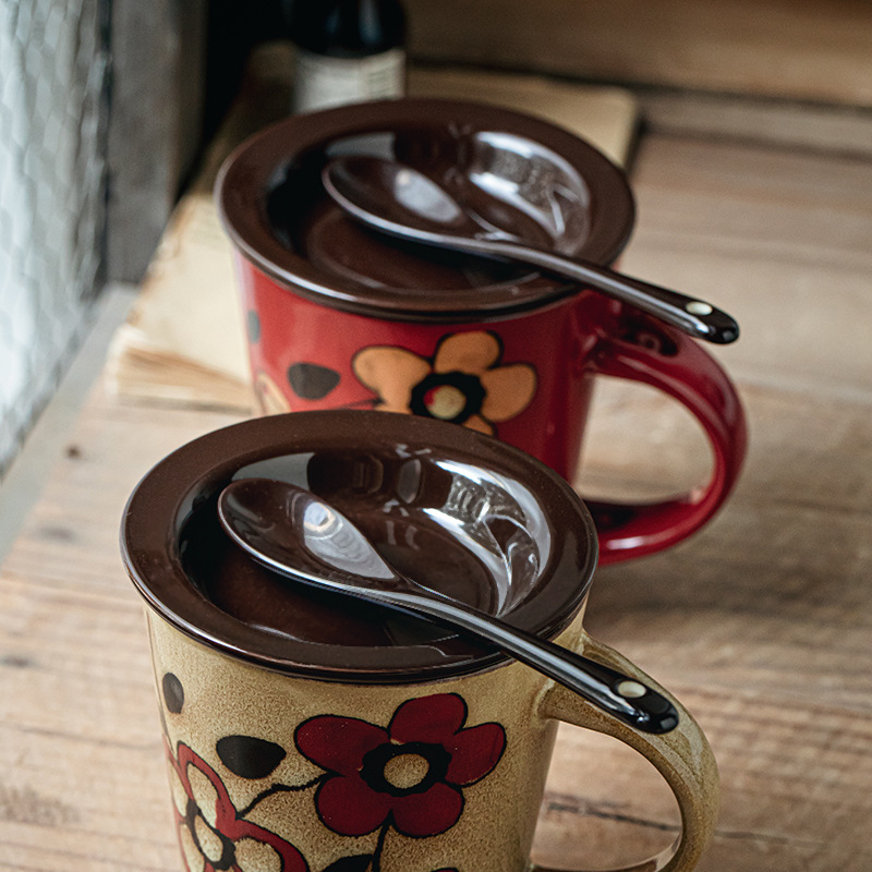 Taza de café de diseño original pintada a mano estilo nacional taza de cerámica con cuchara de tapa taza roja de alto valor de cara regalo de cumpleaños