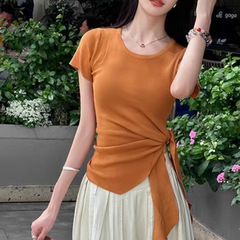 夏に着用する女性用の不規則なアイスシルクニット半袖Tシャツ、デザインされたストラップ付きウエスト痩身でシックなトップス