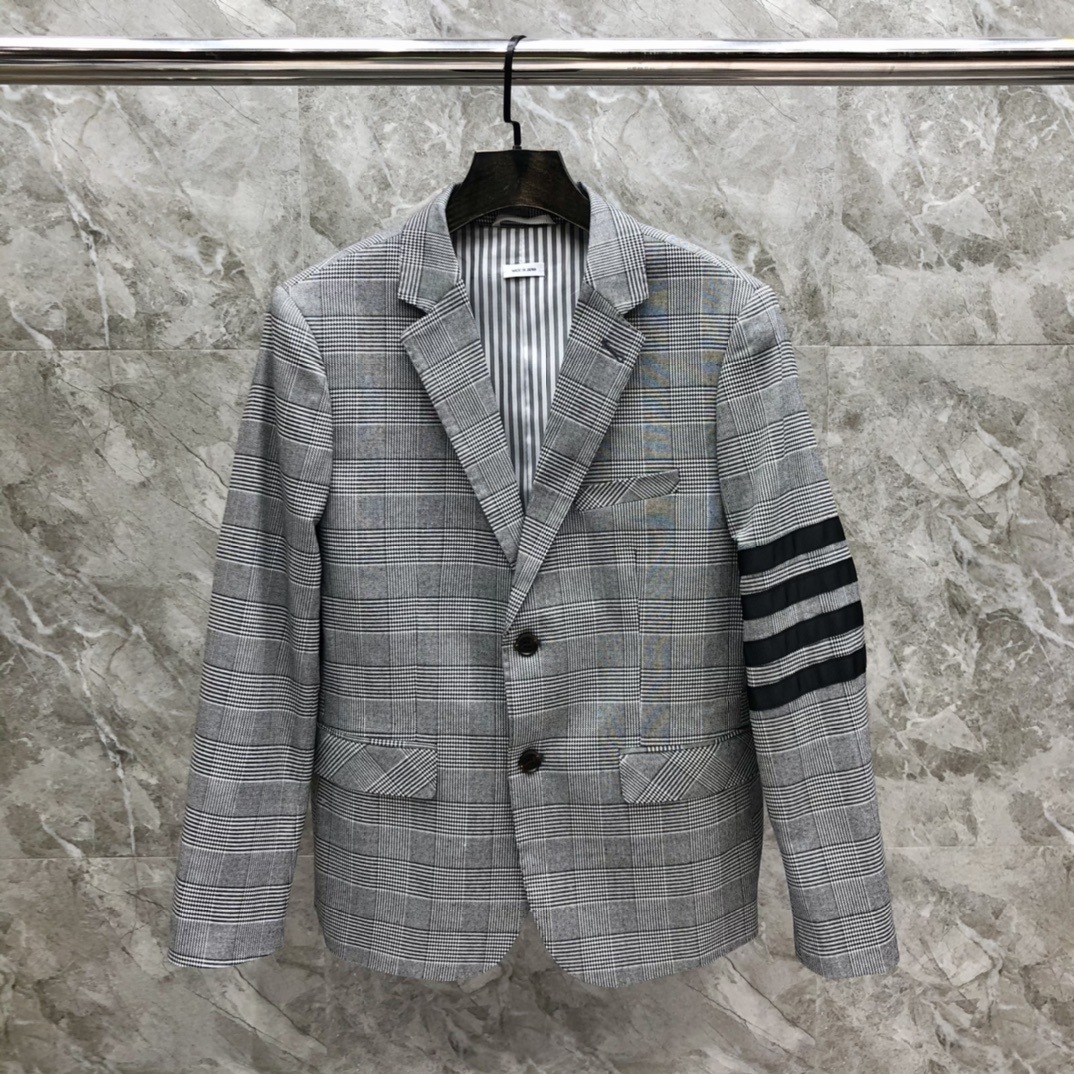 회색 짧은 정장