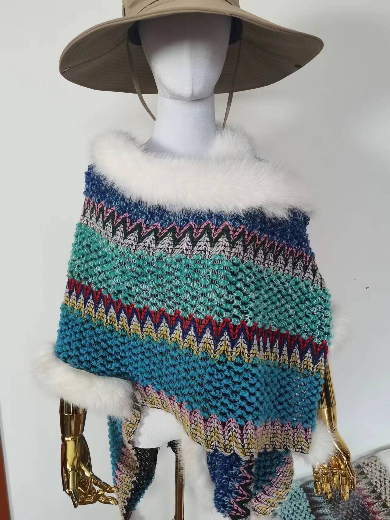 Scialle in stile etnico con collo in pelliccia, scialle a palla appeso, mantello termico_voghion.com