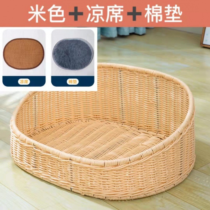 타원형의 황백색 매트, 쿠션, 볼이 함께 제공됩니다.