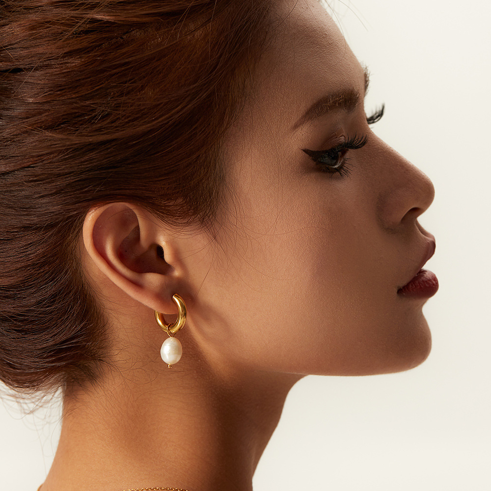 Moda europea y americana simple estilo ins 18K oro pendientes de acero inoxidable natural perla colgante pendientes de las mujeres image 3