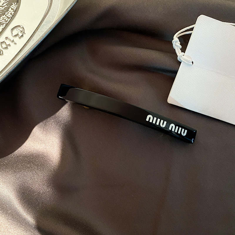 De metal de una sola palabra pico horquilla accesorios para el cabello femenino de alto grado estilo Chanel miumiu carta horquilla ins estilo clip lateral