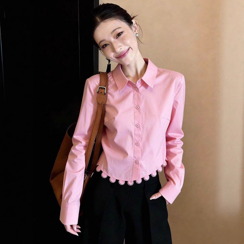 Sweet and Eye-Catching Pink Shirt with a Turn-Down Collar and Wavy Edges, Short Top That Looks Slimming, Casual and Versatile, Long-Sleeved, Spring 2026 Women's Sweet and Eye-Catching Pink Shirt with a Turn-Down Collar and Wavy Edges, Short Top That Looks Slimming, Casual and Versatile, Long-Sleeved, Spring 2026 Women's