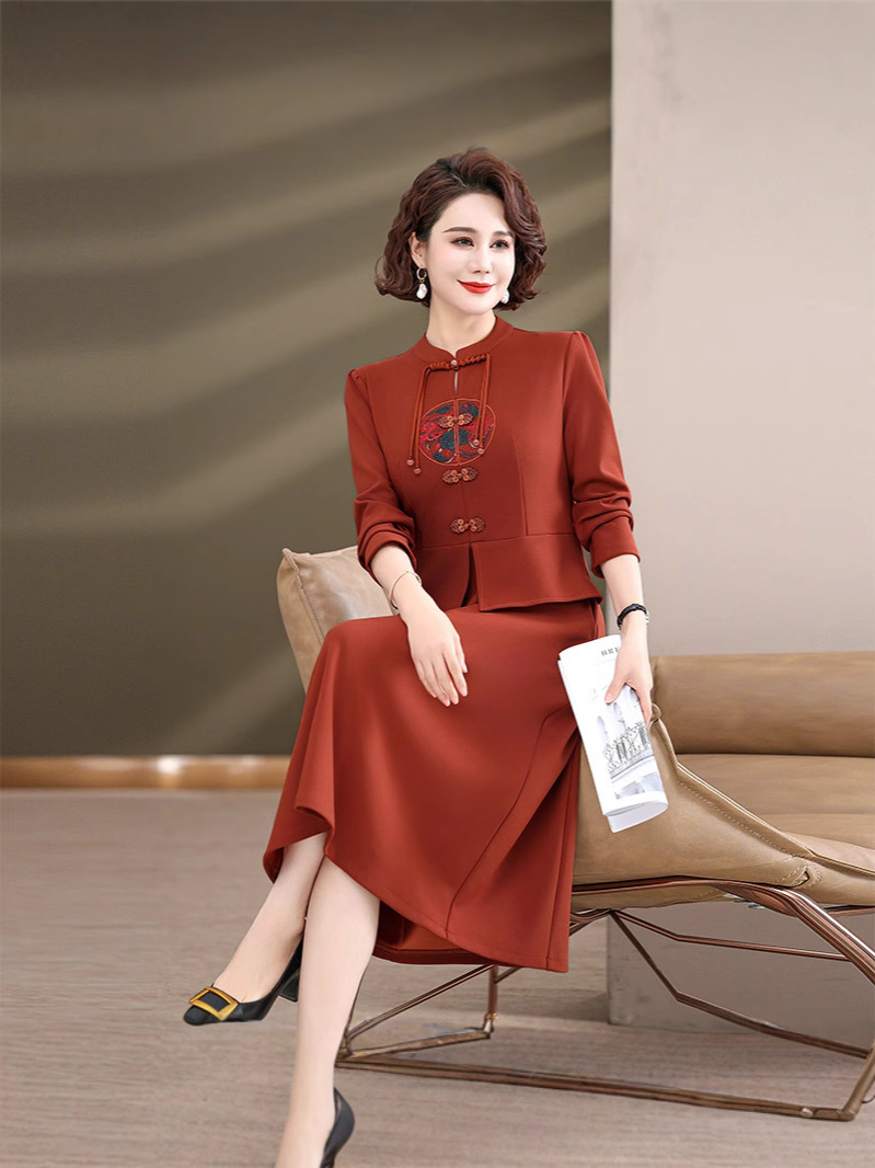 新中式妈妈礼服2025新款婆婆婚宴连衣裙中老年女装大衣国风裙子