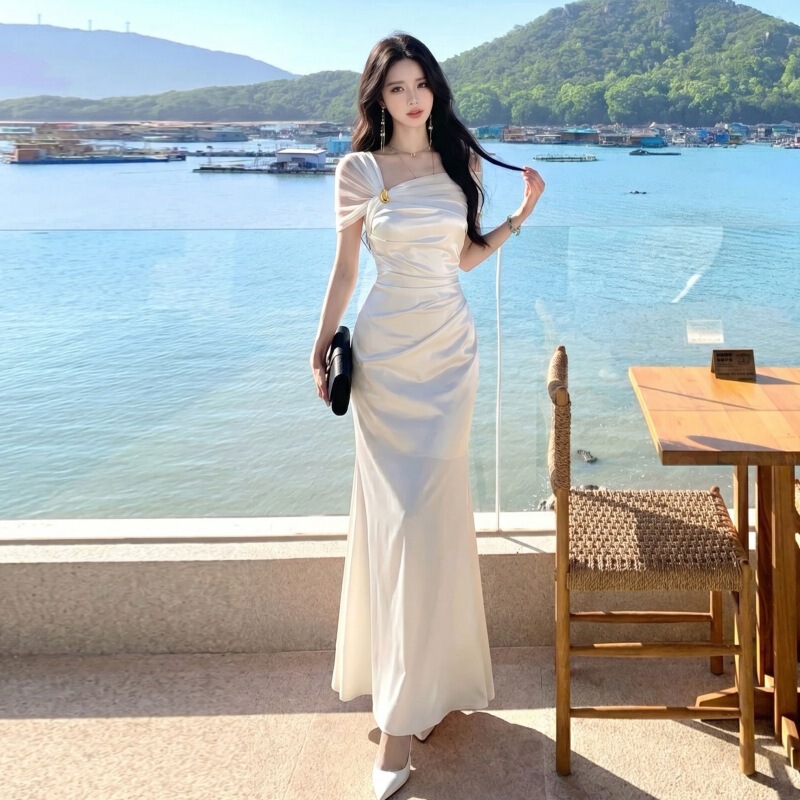 Designed with an Asymmetrical Shoulder, Metal Buckle, Satin Long Dress with a Waist-Cinching Mermaid Silhouette, High-End Luxury Gown Designed with an Asymmetrical Shoulder, Metal Buckle, Satin Long Dress with a Waist-Cinching Mermaid Silhouette, High-End Luxury Gown