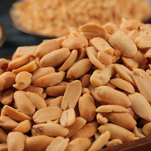 Bake peanuts into crushed nuts, 500g ripe, half a piece of original flavor peeled ripe peanuts, baked.