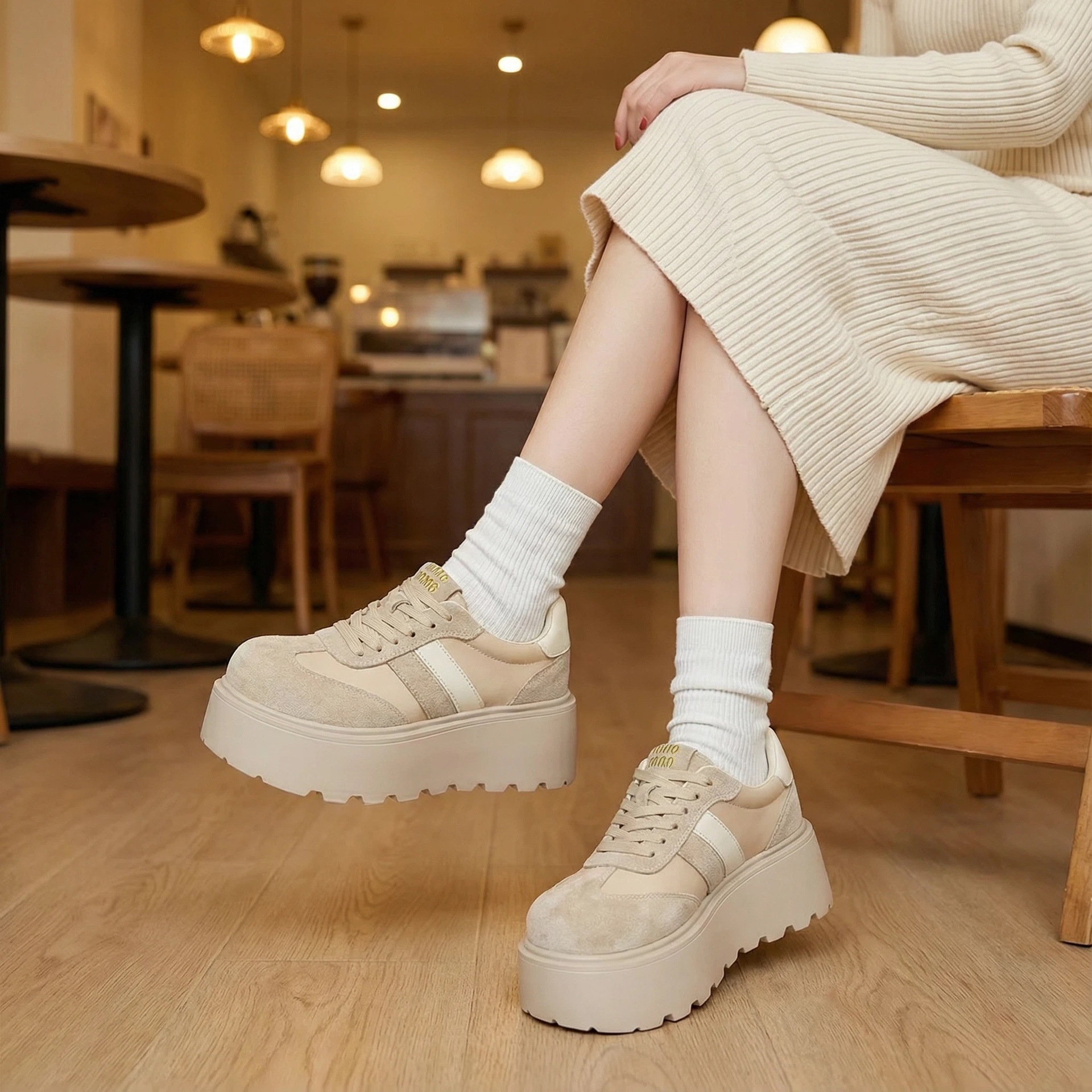 Muffin zapatos de base gruesa para mujeres 2026 nueva primavera y otoño pequeño aumento de altura zapatos de entrenamiento de la ley universal zapatos deportivos casuales