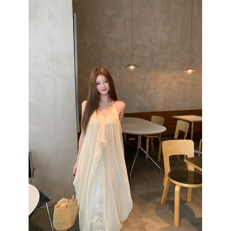 Real Shot of a High-End French-Style Dress for Women, Summer Halter Neck Long Dress, Beautiful Dress That Is Popular This Year Real Shot of a High-End French-Style Dress for Women, Summer Halter Neck Long Dress, Beautiful Dress That Is Popular This Year