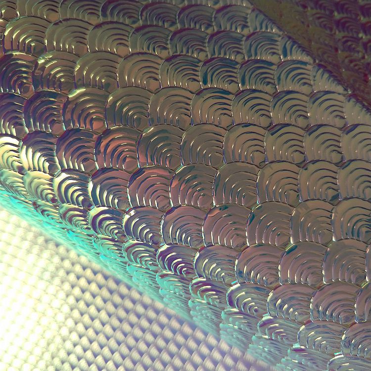 幻彩鱼鳞纹皮革面料镭射幻彩贝壳纹 A010反光镜面扇子纹PU鱼鳞纹