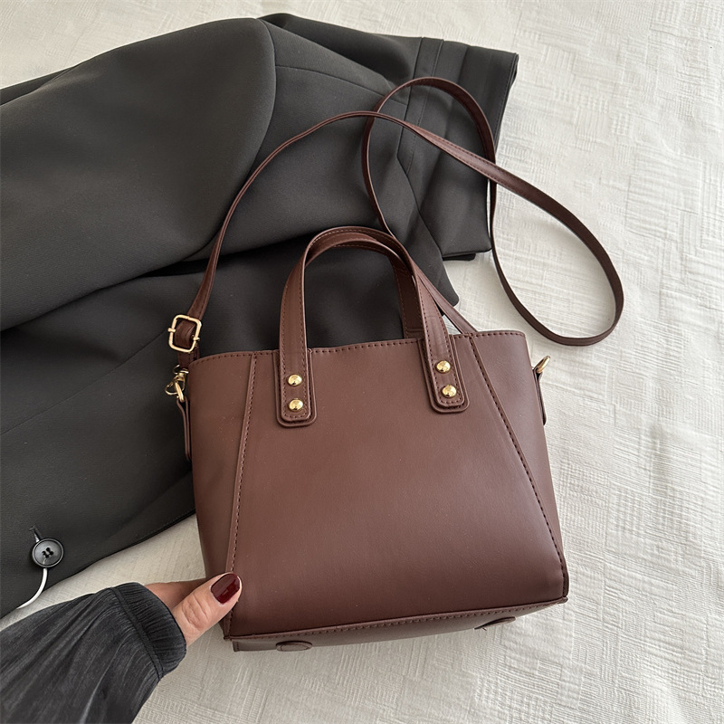 Bolsa de transporte de alta calidad otoño / invierno 2024 nuevo nicho de diseño de bolsas de cubo de agua popular este año bolsas de mano para mujeres