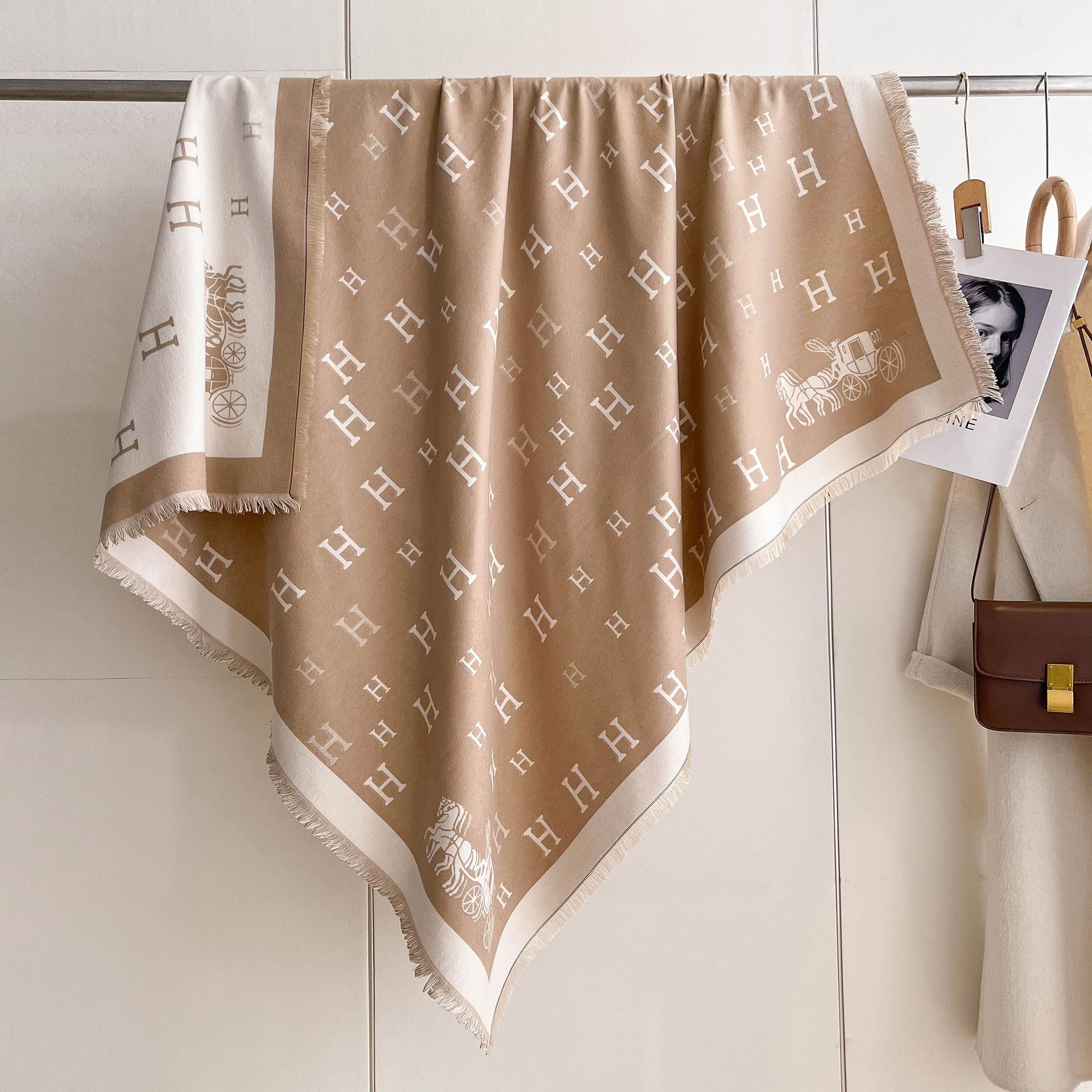 Moda de invierno universal bufandas cuadradas clásicas carruajes imitación bufandas de cachemira de doble cara calentamiento grueso doble uso capa de hombro para mujeres