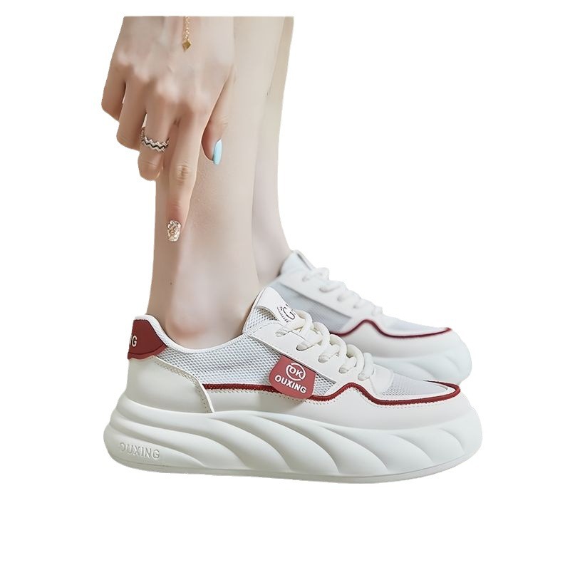 Zapatos de skate de moda cómodos para mujeres 2024 verano nuevo aumento de altura transpirable versátil zapatos blancos red zapatos casuales para estudiantes