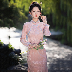 ピンク色の中国風新中式長袖ロング丈改良旗袍2025年新作若い女性向けレトロスリム春秋服