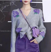 紫色玫瑰印花穿搭上衣氣質V領短款毛衣女2023新款秋冬季針織開衫