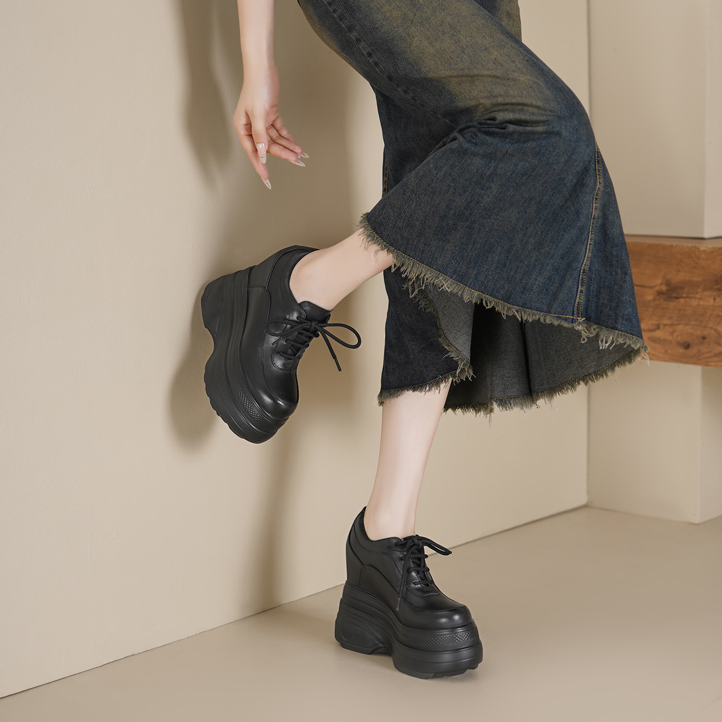 Giày sneaker nữ chunky đế dày da bò tăng chiều cao phong cách thể thao — Màu đen, Màu trắng